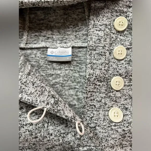 Women’s Columbia Pullover, quarter button, hooded Sweater. Heathered Gray White. - Picture 3 of 5